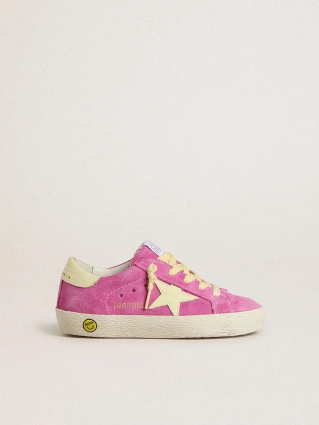 Young Super-Star en gamuza rosa con estrella y lengüeta del talón en amarillo claro