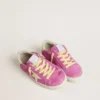 Young Super-Star en gamuza rosa con estrella y lengüeta del talón en amarillo claro