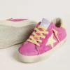 Young Super-Star en gamuza rosa con estrella y lengüeta del talón en amarillo claro