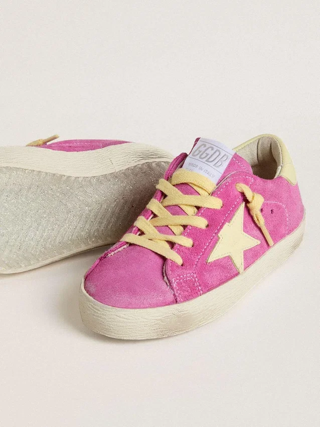 Young Super-Star en gamuza rosa con estrella y lengüeta del talón en amarillo claro
