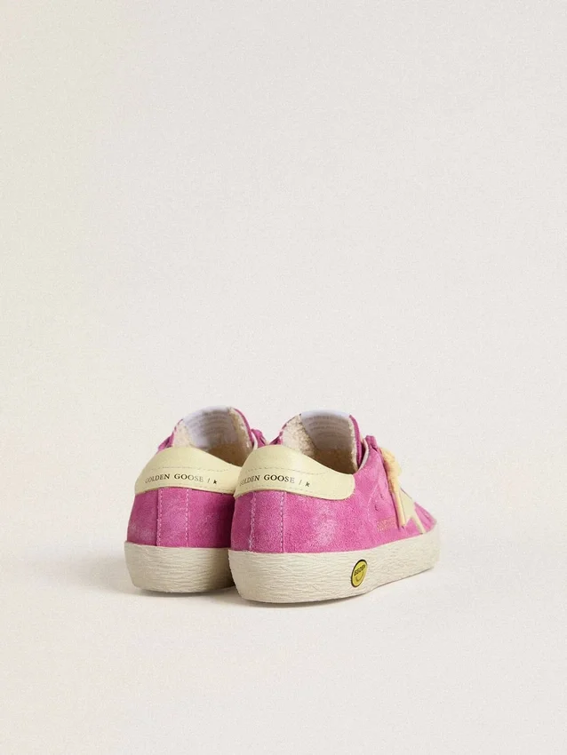 Young Super-Star en gamuza rosa con estrella y lengüeta del talón en amarillo claro