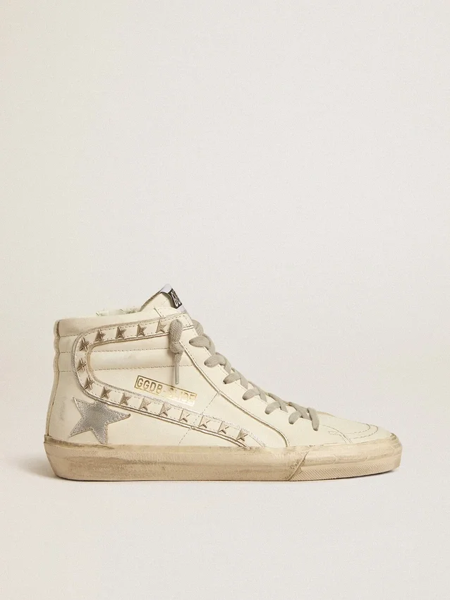 Zapatilla Slide con estrella de cuero metalizado plateado y detalle de cuero con estrellas