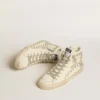 Zapatilla Slide con estrella de cuero metalizado plateado y detalle de cuero con estrellas
