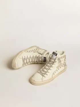 Zapatilla Slide con estrella de cuero metalizado plateado y detalle de cuero con estrellas