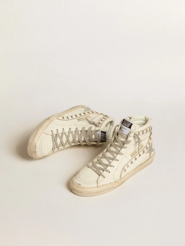 Zapatilla Slide con estrella de cuero metalizado plateado y detalle de cuero con estrellas