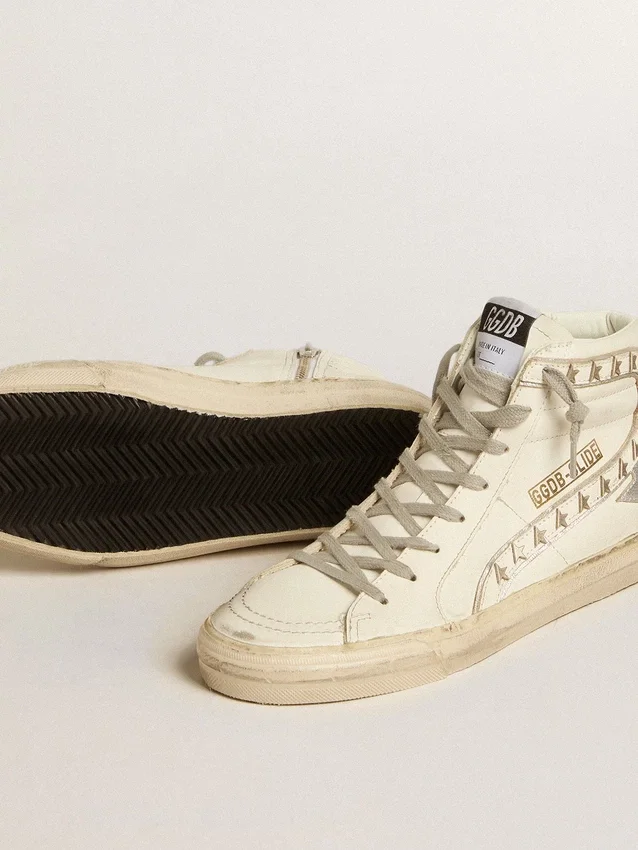 Zapatilla Slide con estrella de cuero metalizado plateado y detalle de cuero con estrellas