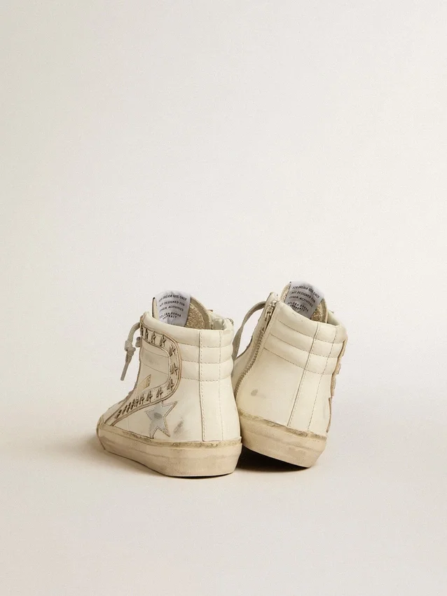 Zapatilla Slide con estrella de cuero metalizado plateado y detalle de cuero con estrellas