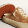 Zapatilla Space-Star para mujer en gamuza color tabaco con estrella perforada