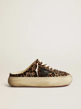 Zapatilla tipo sabot Space-Star para mujer en piel de potro con estampado de leopardo y estrella negra