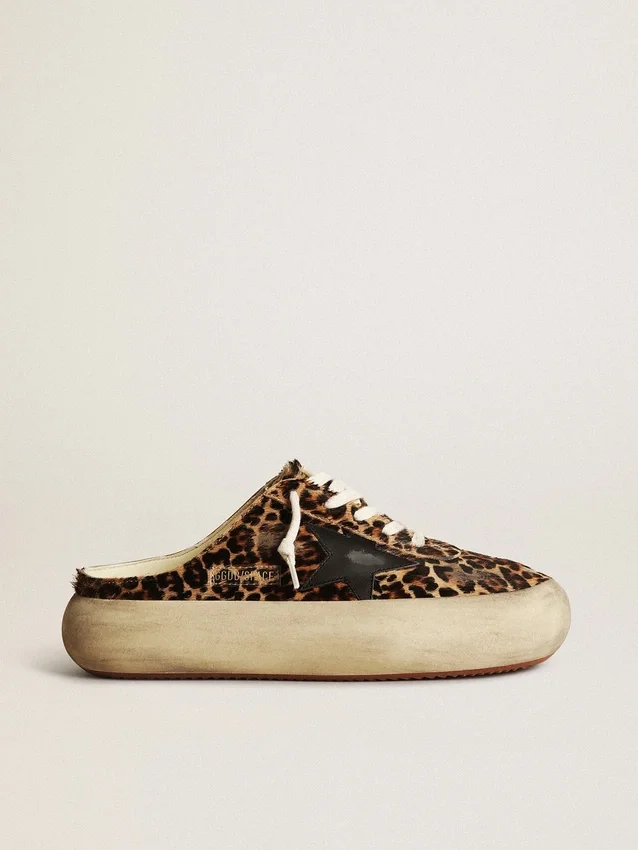 Zapatilla tipo sabot Space-Star para mujer en piel de potro con estampado de leopardo y estrella negra