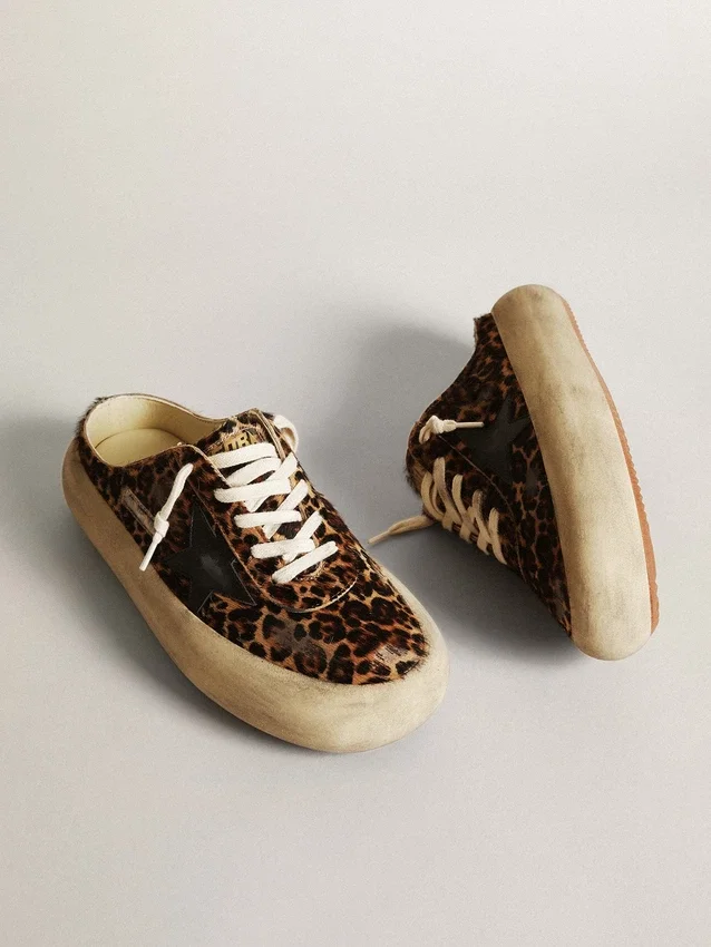 Zapatilla tipo sabot Space-Star para mujer en piel de potro con estampado de leopardo y estrella negra
