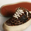 Zapatilla tipo sabot Space-Star para mujer en piel de potro con estampado de leopardo y estrella negra