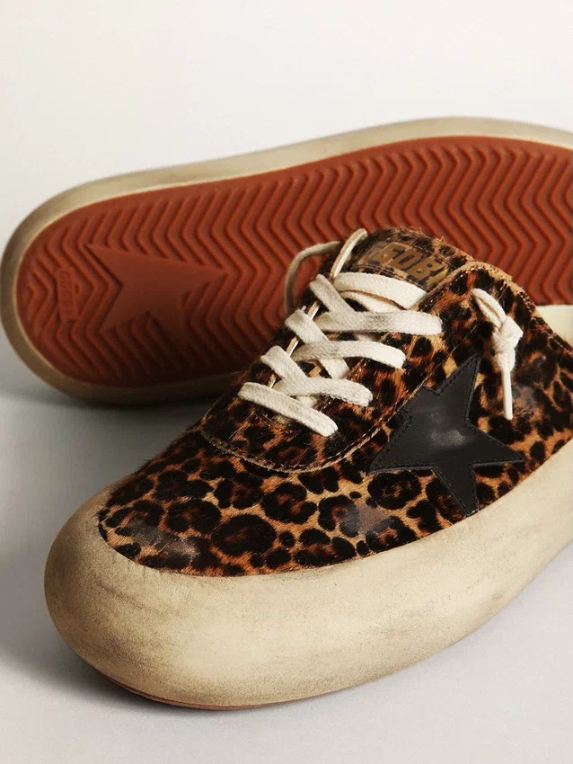 Zapatilla tipo sabot Space-Star para mujer en piel de potro con estampado de leopardo y estrella negra