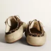 Zapatilla tipo sabot Space-Star para mujer en piel de potro con estampado de leopardo y estrella negra