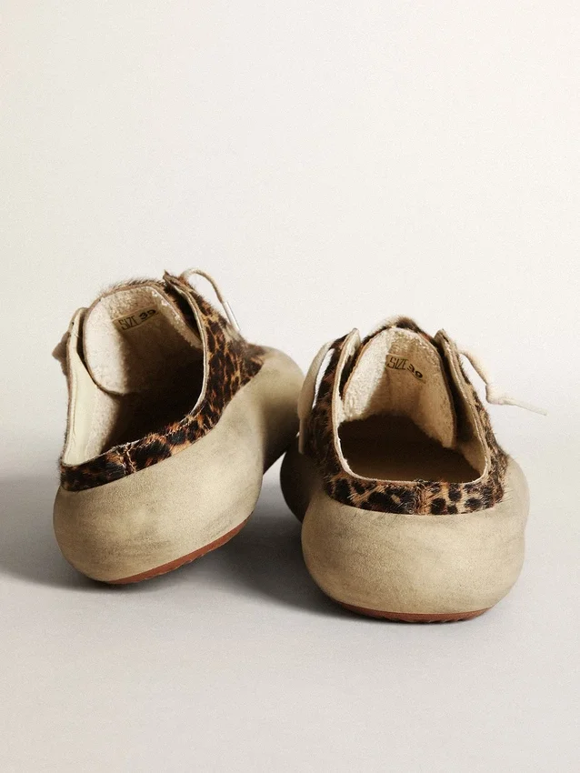 Zapatilla tipo sabot Space-Star para mujer en piel de potro con estampado de leopardo y estrella negra