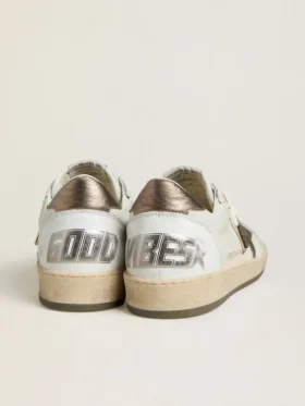 Zapatillas Ball Star para hombre en piel napa blanca con estrella y lengüeta en el talón de piel laminada color bronce