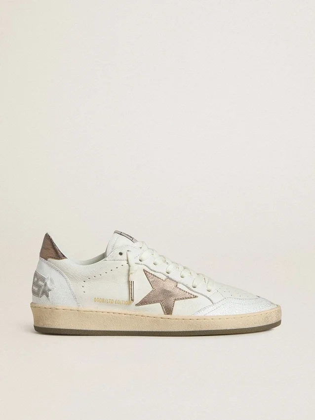 Zapatillas Ball Star para hombre en piel napa blanca con estrella y lengüeta en el talón de piel laminada color bronce