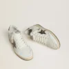 Zapatillas Ball Star para hombre en piel napa blanca con estrella y lengüeta en el talón de piel laminada color bronce