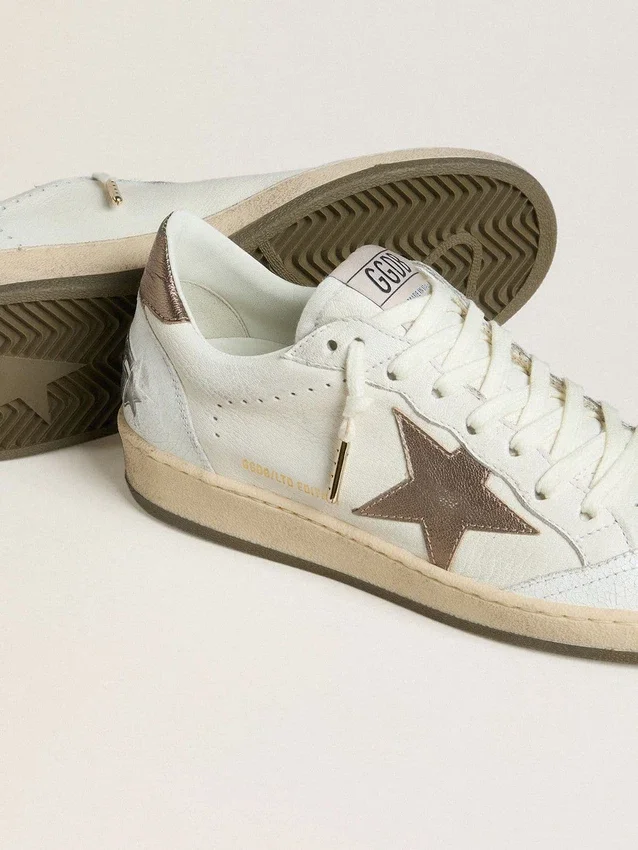 Zapatillas Ball Star para hombre en piel napa blanca con estrella y lengüeta en el talón de piel laminada color bronce