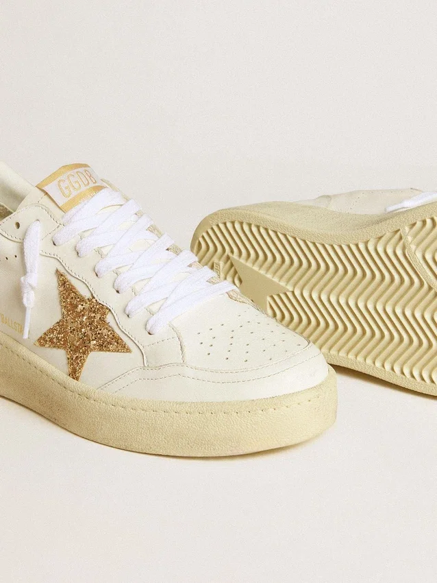 Zapatillas Ball Star para mujer en cuero blanco con estrella dorada con purpurina y lengüeta del talón negra con purpurina