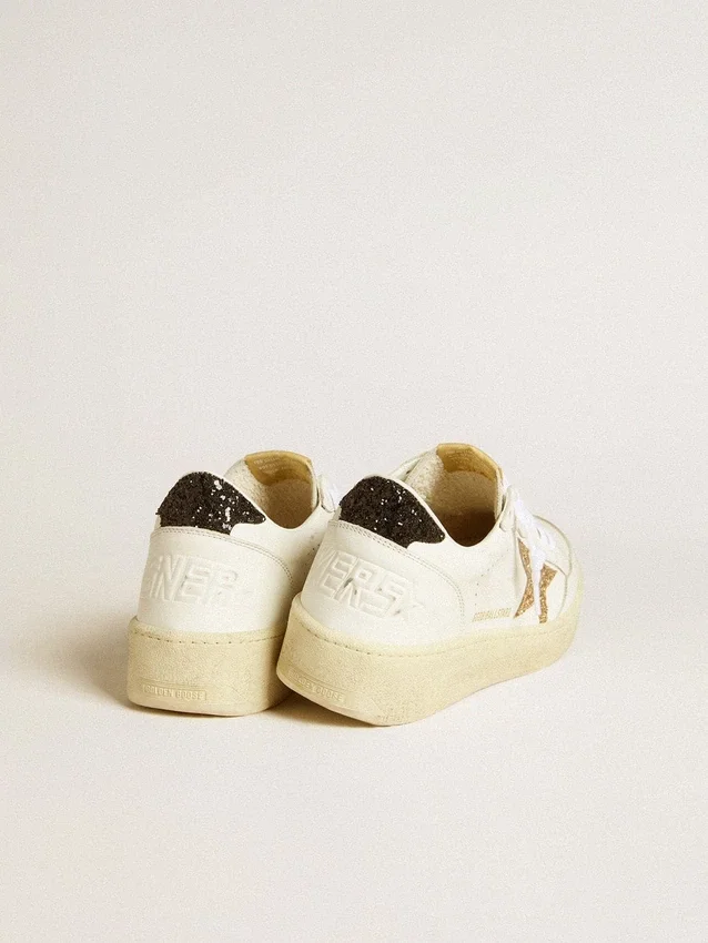 Zapatillas Ball Star para mujer en cuero blanco con estrella dorada con purpurina y lengüeta del talón negra con purpurina