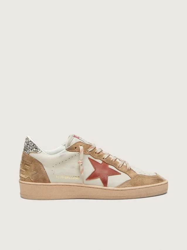 Zapatillas Ball Star para mujer en cuero color crema con estrella de cuero rojo ladrillo e inserciones de gamuza