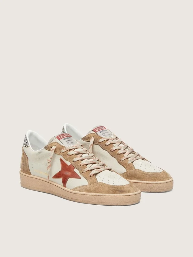 Zapatillas Ball Star para mujer en cuero color crema con estrella de cuero rojo ladrillo e inserciones de gamuza