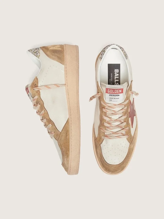 Zapatillas Ball Star para mujer en cuero color crema con estrella de cuero rojo ladrillo e inserciones de gamuza
