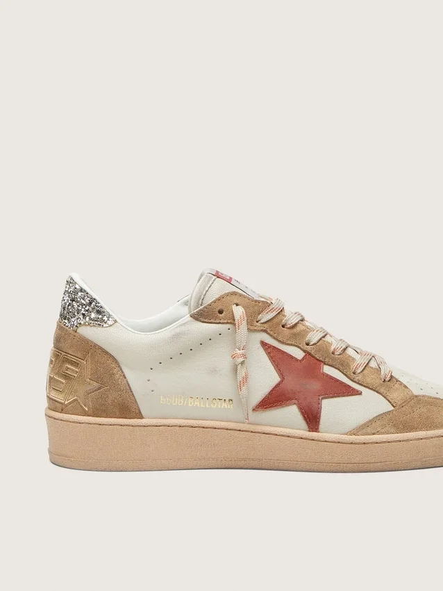 Zapatillas Ball Star para mujer en cuero color crema con estrella de cuero rojo ladrillo e inserciones de gamuza