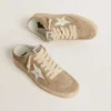 Zapatillas Ball Star para mujer en gamuza beige con estrella de cuero blanco