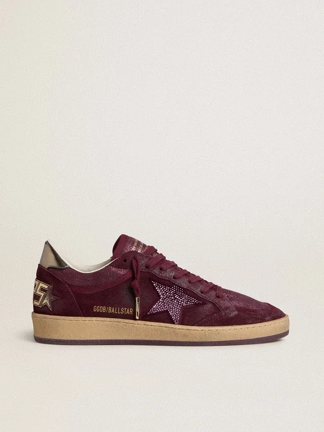 Zapatillas Ball Star para mujer en gamuza color burdeos con estrella de cristal y lengüeta del talón de cuero metalizado