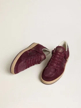 Zapatillas Ball Star para mujer en gamuza color burdeos con estrella de cristal y lengüeta del talón de cuero metalizado