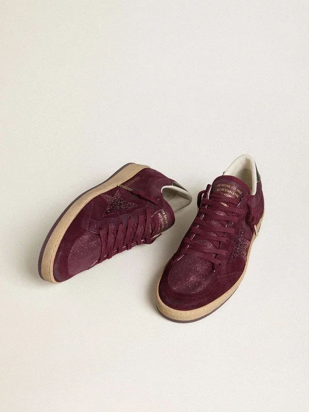 Zapatillas Ball Star para mujer en gamuza color burdeos con estrella de cristal y lengüeta del talón de cuero metalizado