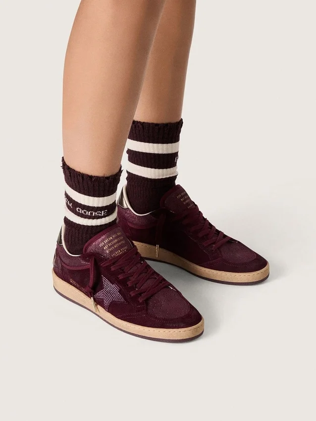 Zapatillas Ball Star para mujer en gamuza color burdeos con estrella de cristal y lengüeta del talón de cuero metalizado