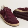 Zapatillas Ball Star para mujer en gamuza color burdeos con estrella de cristal y lengüeta del talón de cuero metalizado
