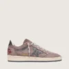 Zapatillas Ball Star para mujer en gamuza color lavanda con estrella plateada con purpurina y lengüeta del talón de cuero laminado