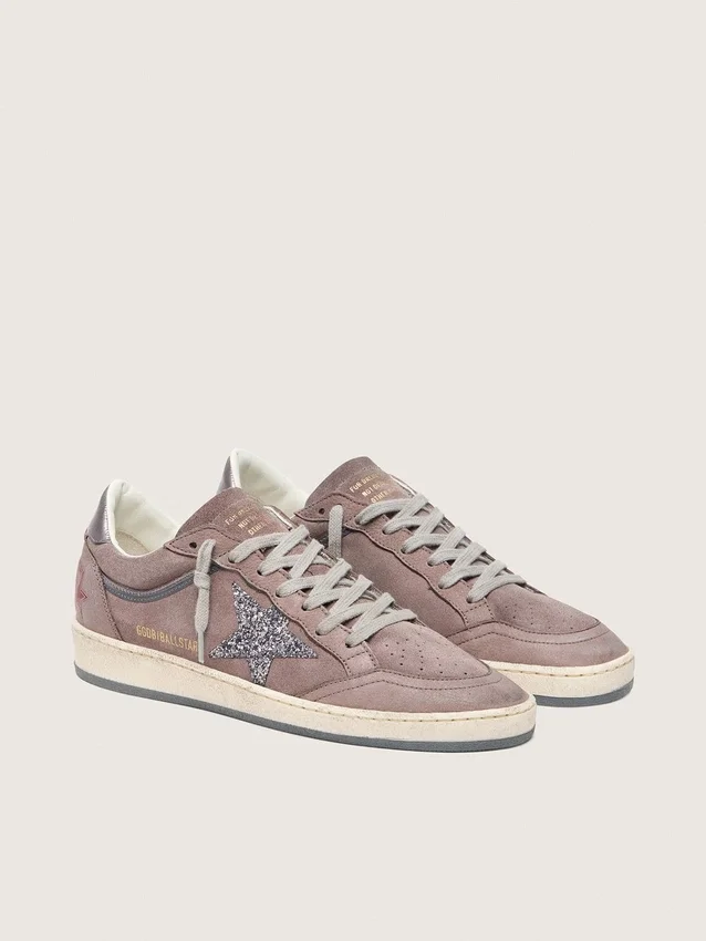 Zapatillas Ball Star para mujer en gamuza color lavanda con estrella plateada con purpurina y lengüeta del talón de cuero laminado
