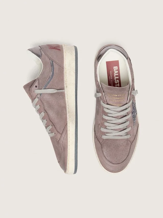 Zapatillas Ball Star para mujer en gamuza color lavanda con estrella plateada con purpurina y lengüeta del talón de cuero laminado