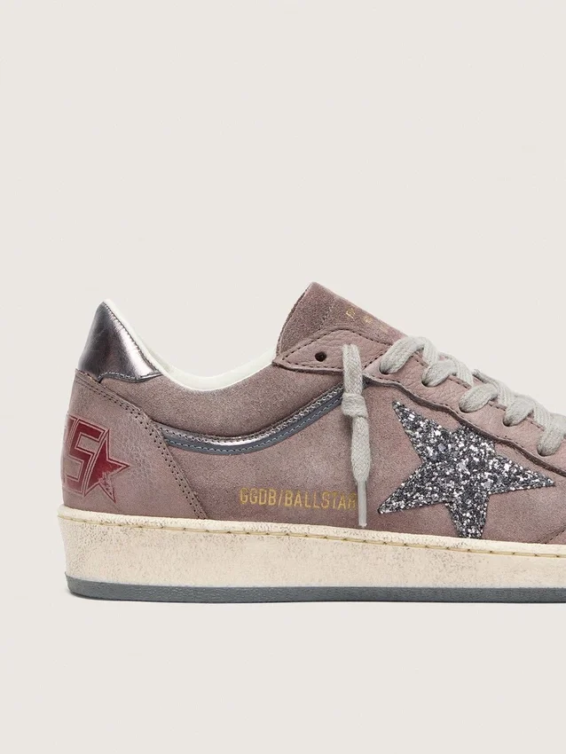 Zapatillas Ball Star para mujer en gamuza color lavanda con estrella plateada con purpurina y lengüeta del talón de cuero laminado