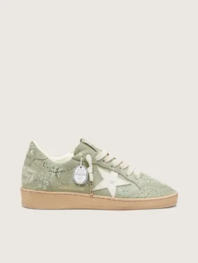 Zapatillas Ball Star para mujer en gamuza verde salvia con estrella de cuero blanco y bordado floral de Swarovski tono sobre tono