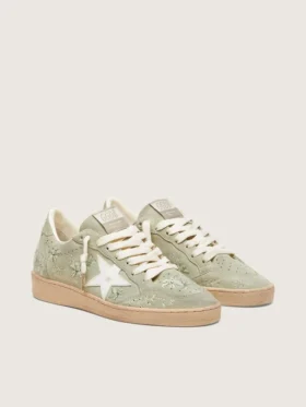 Zapatillas Ball Star para mujer en gamuza verde salvia con estrella de cuero blanco y bordado floral de Swarovski tono sobre tono