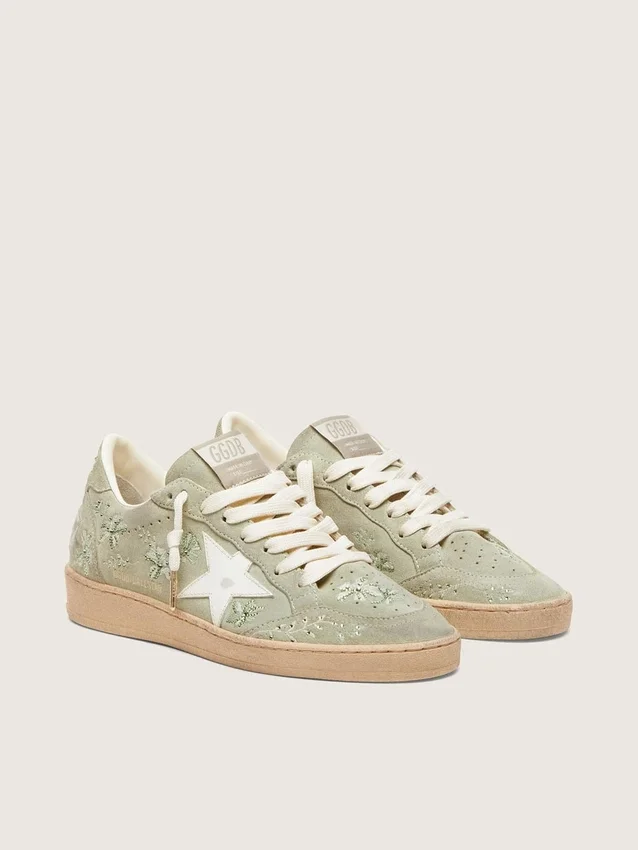 Zapatillas Ball Star para mujer en gamuza verde salvia con estrella de cuero blanco y bordado floral de Swarovski tono sobre tono