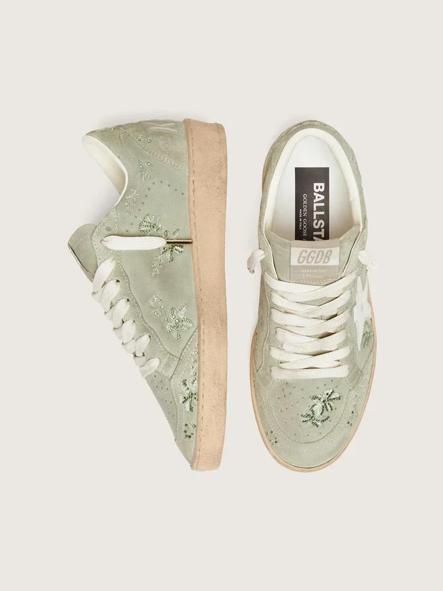 Zapatillas Ball Star para mujer en gamuza verde salvia con estrella de cuero blanco y bordado floral de Swarovski tono sobre tono