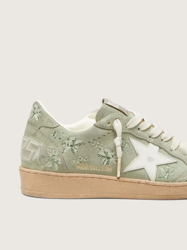 Zapatillas Ball Star para mujer en gamuza verde salvia con estrella de cuero blanco y bordado floral de Swarovski tono sobre tono