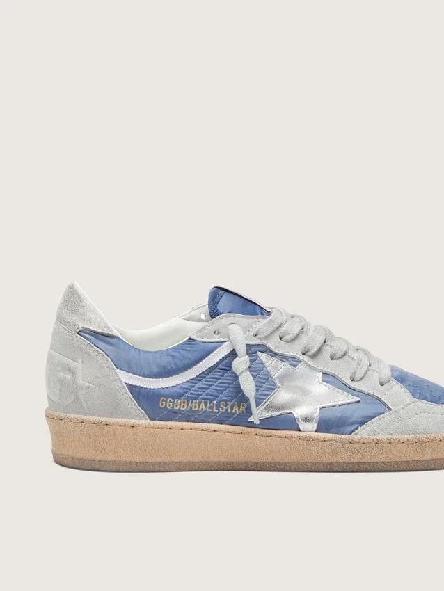Zapatillas Ball Star para mujer en nylon azul denim con inserciones de gamuza gris claro y una estrella de cuero plateado metalizado