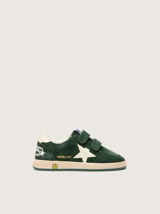 Zapatillas Ball Star para niños en gamuza verde bosque con estrella y lengüeta en el talón de cuero color crema