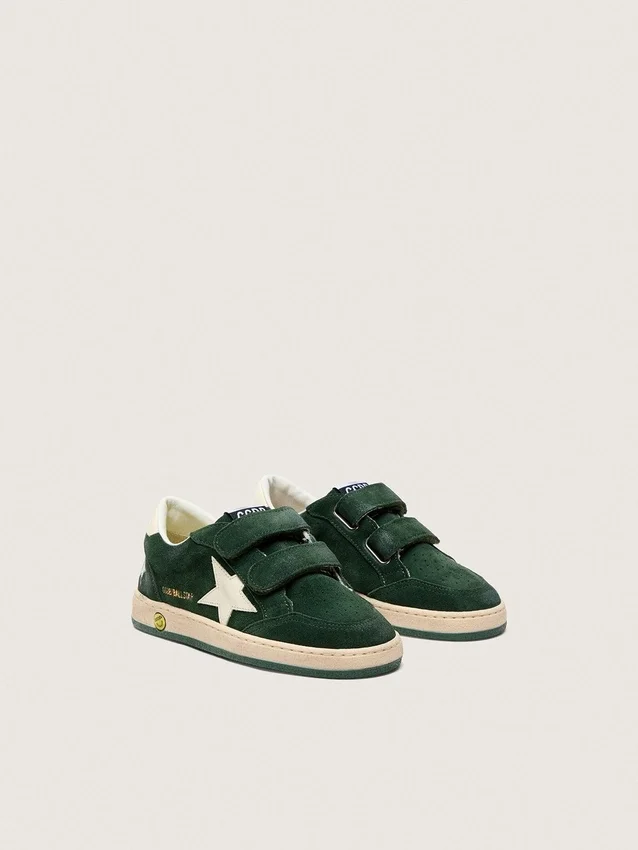 Zapatillas Ball Star para niños en gamuza verde bosque con estrella y lengüeta en el talón de cuero color crema