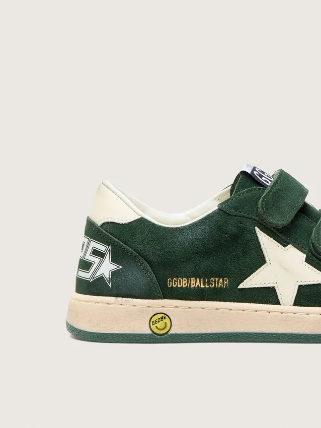 Zapatillas Ball Star para niños en gamuza verde bosque con estrella y lengüeta en el talón de cuero color crema