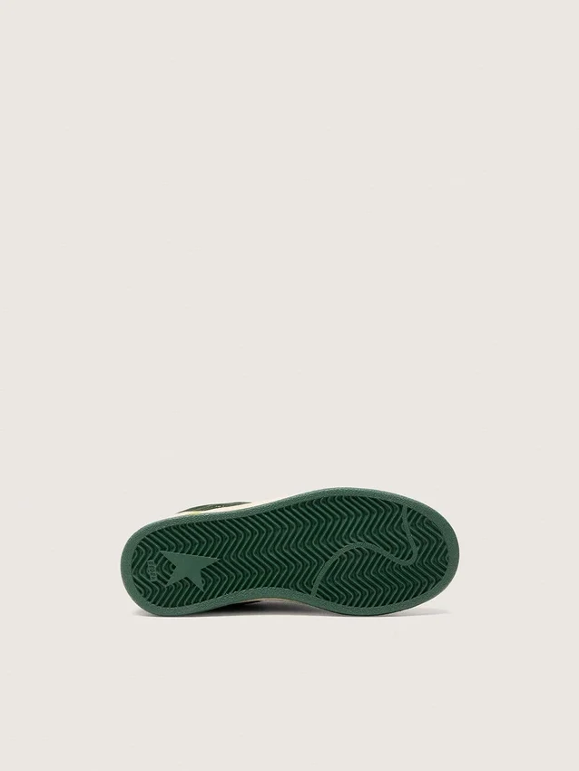 Zapatillas Ball Star para niños en gamuza verde bosque con estrella y lengüeta en el talón de cuero color crema