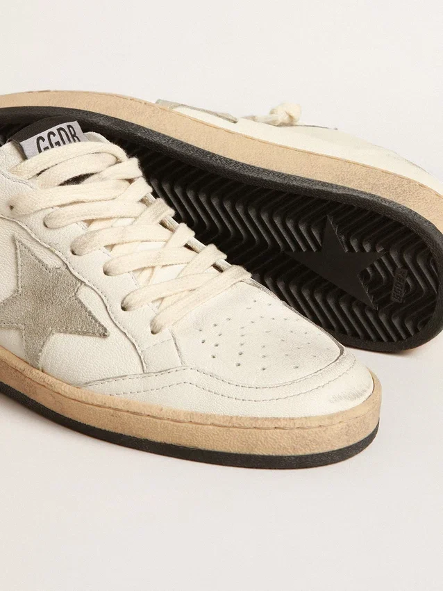 Zapatillas Ball Star tipo sabot en piel napa con estrella de gamuza gris hielo